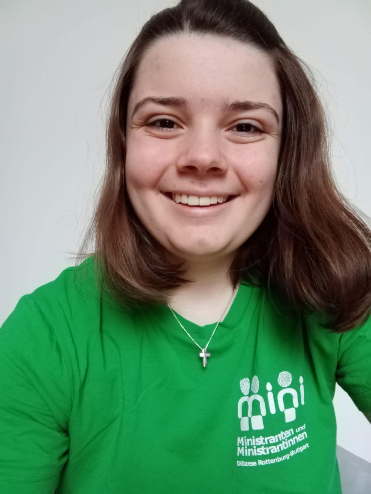 Das Bild zeigt Melanie. Ihr Projekt wurde von der Jugendstiftung just gefördert. Sie trägt ein grünes Shirt mit dem Logo der Ministranten der Diözese Rottenburg-Stuttgart.